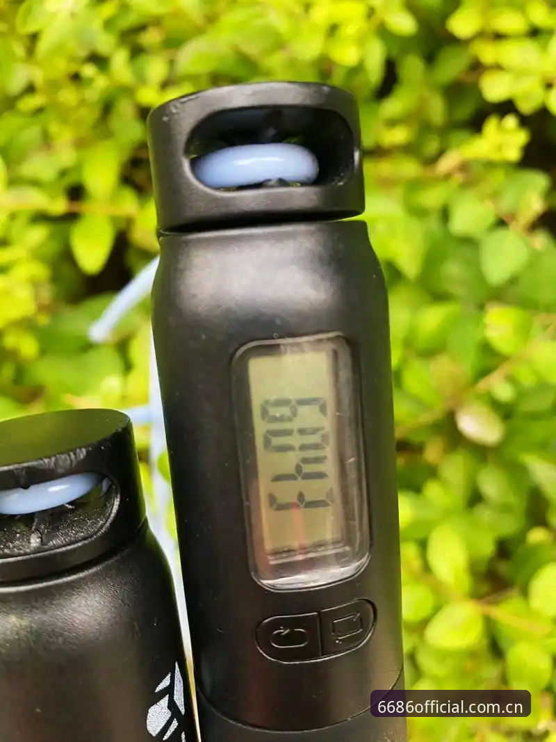 43分钟，这是上半场挪威队替补前锋彼得森从登场到完成进球所用的全部时间。就在第12分钟，他还在场边整理护腿板，等待替换下身体不适的瑞尔森。第43分钟，当库利巴利的解围球弹向禁区弧顶时，彼得森已经像一枚预先装填好的炮弹，迎球推射，皮球贴着草皮钻入远角。整个动作一气呵成，身旁的塞内加尔后卫甚至还没来得及做出封堵姿态。这个进球，让挪威带着1-0的优势走进更衣室，也让哈兰德那记击中门柱的爆射暂时无需成为遗憾的代名词。